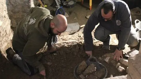 Arqueòlegs treballant en l'excavació a la Casa del Call de Tàrrega