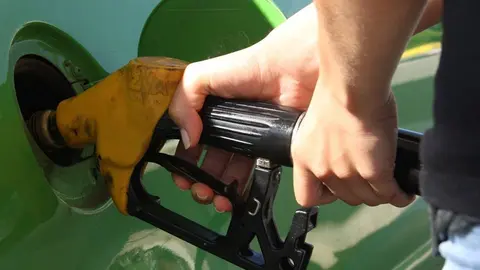 Primer pla de la mànega d'una estació de servei omplint el dipòsit d'un vehicle. (HORITZONTAL)
Data de publicació: dimecres 14 de novembre del 2018, 10:40
Autor: Oriol Campuzano/Arxiu