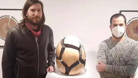 L'escultor Llorenç Isanda i el regidor de Cultura de Tàrrega, Carlos Vílchez, en la inaugiració de la mostra