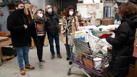 L'alcaldessa de Tàrrega, Alba Pijuan, acompanyada del director de l'Agència de Residus de Catalunya, Isaac Peraire, i de tècnics municipals i de Cartaes al magatzem de Càrites de Tàrrega
Data de publicació: divendres 01 d’abril del 2022, 13:20
Localització: Tàrrega
Autor: Anna Berga