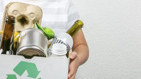 Nen reciclant. Fotografia: Cedida.