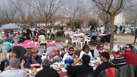 Una de les edicions anteriors del Dia de la Mona al Càmping Municipal de Tàrrega