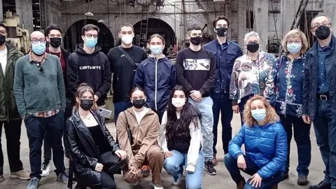 Fotografia de grup dels estudiants autors de les obres de la mostra 'Arxiu obert / tancat'