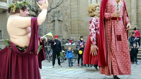 Un home porta una bandera d'Ucraïna durant una ballada solidària de gegants i capgrossos a la plaça Major de Guissona
Data de publicació: dissabte 09 d’abril del 2022, 13:51
Localització: Guissona
Autor: Anna Berga
