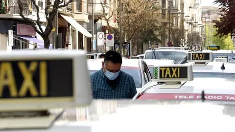 Taxis esperant a començar la marxa lenta davant l'estació d'autobusos de Lleida - Foto: Laura Cortés