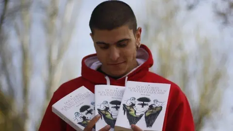 Enric Kahn amb la seva segona novel·la "Dos flores son más fuertes si juntas pasan sed"