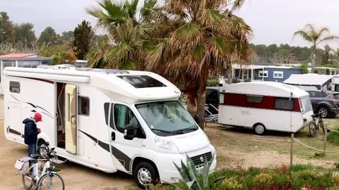 Caravanes acampades a un càmping. Fotografia: Mar Rovira.