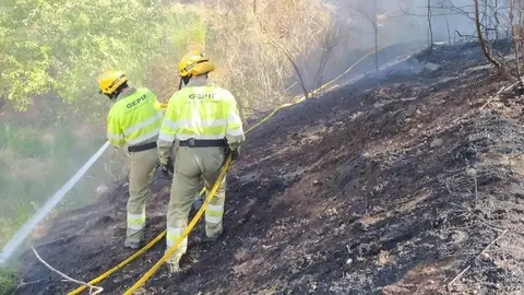 Membres del Grup Especial de Prevenció d'Incendis Forestals (GEPIF) remullant una zona cremada ©DepartamentAccióClimàticaAlimentacióAgendaRural