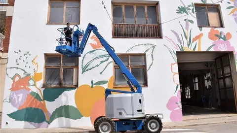 La il·lustradora, Lara Costafreda pintant la façana de Cal Xai ©MartaArgilés
