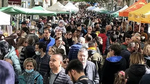 Massiva participació en la Diada de Sant Jordi a Lleida ©JosepAPérez