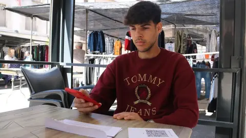 Un veí de Bellpuig vota des del telèfon mòbil en la consulta telemàtica sobre els futurs del municipi ©Salvador Miret