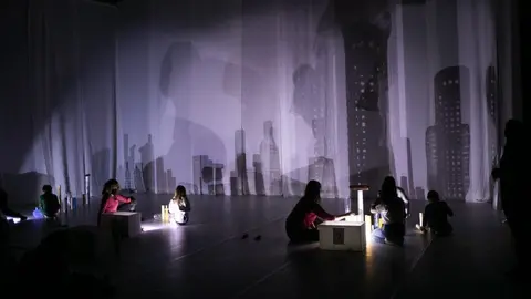 Des de la Regidoria de Cultura s'ha programat un espectacle de dansa urbana i de llum en viu amb el títol "Una ciutat d'ombres" de Com un llum & LaSala ©Martí Albesa - Sismògraf