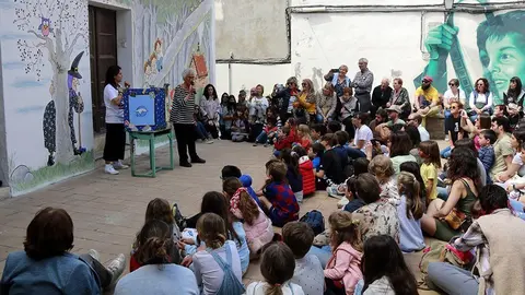 La il·lustradora Roser Capdevila davant del mural que ha realitzat al Gargar Festival ©AnnaBerga