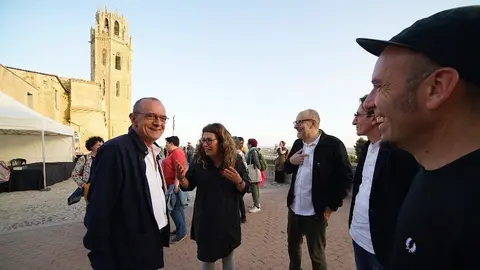 L'alcalde Miquel Pueyo i el regidor Jaume Rutllant, amb els responsables de la Fira de Titelles, que s'ha inaugurat al turó de la Seu Vella ©AjLleida