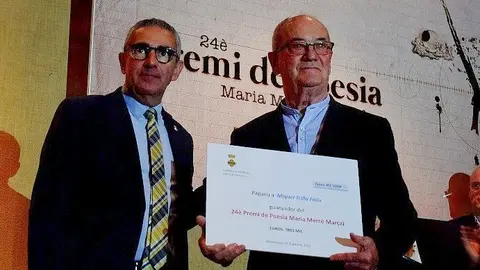 Miquel Trilla Feliu recollint el guardó del Premi de Poesia Maria-Mercè Marçal, junt amb el president del Consell Comarcal del Pla d'Urgell, Rafel Panadés, a la gal·la de l'entrega del premi de la 24a edició - Foto: Marta Argilés