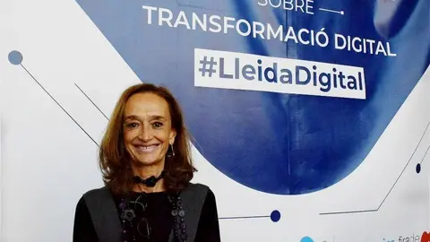 La ponent Luz Hernández sobre la "Customer Experience" al Teatre L'Amistat ©Marta Argilés