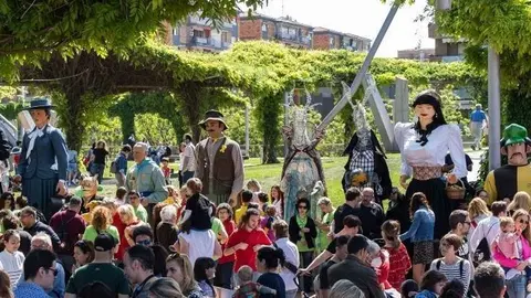 Plantada de Gegants a la Plaça Blas Infante. ©Javi Martín