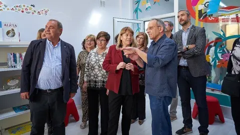 La consellera de Cultura, Natàlia Garriga, escolta explicacions sobre les millores de la remodelació de la biblioteca de Bellcaire d'Urgell ©Departament de Cultura