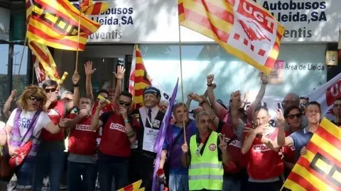 Plantilla d'Autobusos Lleida davant la seu a l'avinguda de Madrid