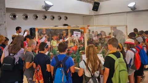Visites escoles a la primera Fira Playmobil a Balaguer durant la festa de l'Harpia ©Paeria de Balaguer