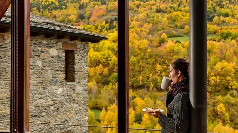 Una dona es pren un cafè en un allotjament rural situat en l'àmbit del Parc Natural de l'Alt Pirineu
Localització: Farrera
©Cedida a l'ACN pel Departament d'Acció Climàtica