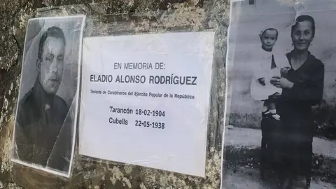 Plaques simbòliques de paper posades pels familiars d'Eladio Alonso Rodríguez a Cubells