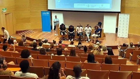 Quatre joves migrants han explicat la seva experiència. Fotografia: Ajuntament de Lleida.