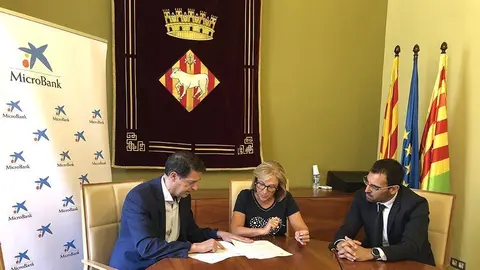 L'alcaldessa Núria Palau signa el conveni amb MicroBank @Borges