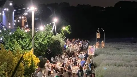 Sopar enmig del camp d'espígol de Can Rosselló.