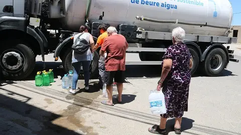 Els veïns de Sarroca de Lleida omplen garrafes d'aigua en una cisterna ©SalvadorMiret