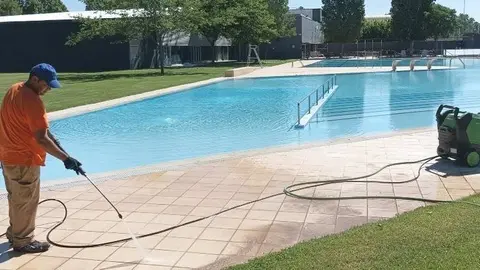 Treballs de manteniment a les piscines d'estiu de Tàrrega - Foto: Ajuntament de Tàrrega