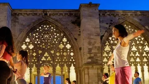 Sessió de ioga al claustre de la Seu Vella. Fotografia: Ajuntament de Lleida.