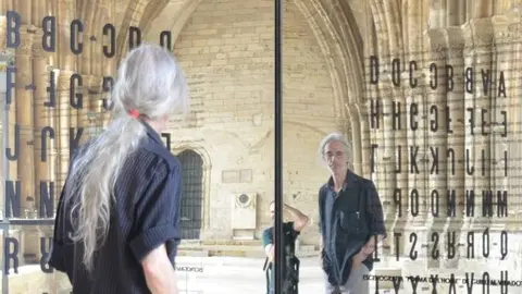 Enric Casasses al claustre de la Seu Vella