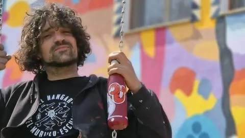 El muralista Llukuter amb un dels seus murals ©Lluc Flotats