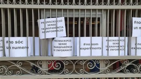 Empaperament davant de l'Oficina Municipal d'Escolarització. Fotografia: Cedida.