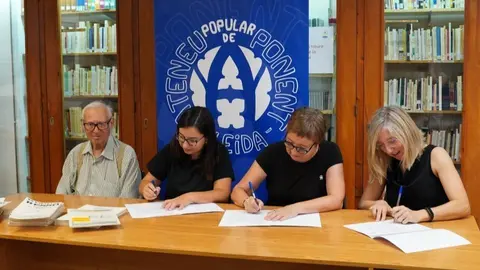 La tinent d'alcalde Jordina Freixanet i la presidenta de l'Ateneu Popular de Ponent, Carmina Pardo, han signat la donació de la col·lecció d'exemplars de la revista Ressò ©AjLleida