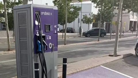 Estació de recàrrega situada a l'avinguda de Barcelona. Fotografia: Ajuntament de Tàrrega.