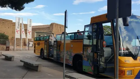 La temporada d'estiu del Bus Turístic de Lleida comença per Sant Joan. El servei uneix els dos turons patrimonials de la ciutat: el turó de la Seu Vella i el turó de Gardeny ©AjLleida