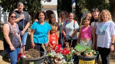 Voluntaris que han netejat el cementiri d'Almacelles. Fotografia: Ajuntament d'Almacelles.