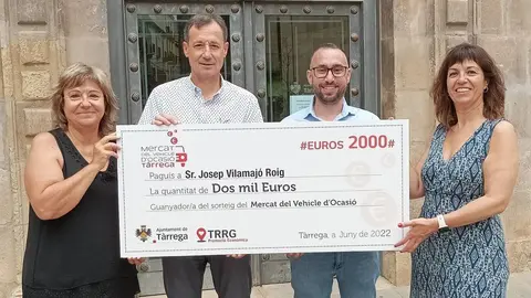 Lliurament del premi de 2.000 euros al guanyador del sorteig