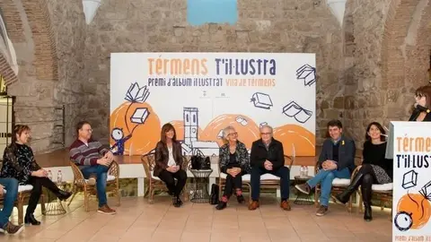 Lliurament del Premi d'Àlbum Il·lustrat Vila de Térmens d'una edició anterior.