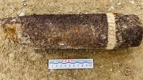 Projectil de la Guerra Civil trobat a l'excavació arqueològica al Castell Formós de Balaguer. Fotografia: Mossos d'Esquadra.
