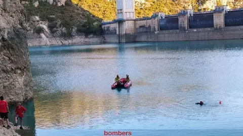 Els Bombers treballen per localitzar el cos a l'embassament de Santa Anna ©Bombers