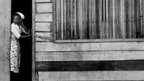 Palmira Puig: Esperando a filha, c. 1950. © Marcel Giró - Palmira Puig Estate / Toni Ricart Giró. Cortesia de RocioSantaCruz. Col·lecció del Museu d'Art Jaume Morera