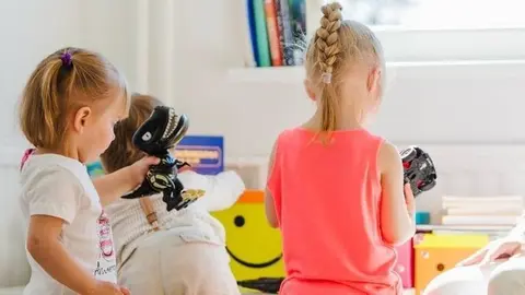 Mainada i vetlladora. Fotografia: Freepik.