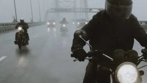 Fotograma del videoclip 'La turba en libertad'.