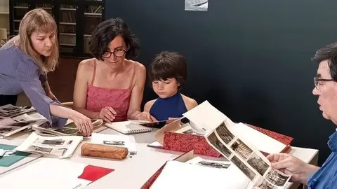 Franklin amb algunes de les persones que han participat en la selecció de fotografies. Fotografia: Ajuntament de Tàrrega.