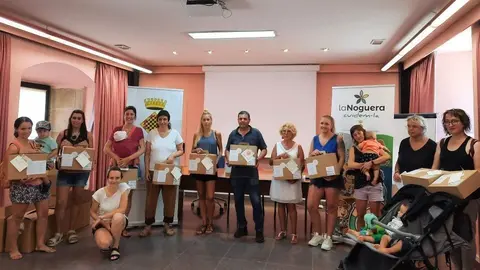 Famílies recollint el lot de bolquers de roba reutilitzables a Balaguer ©CCNoguera