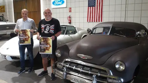 Xavier Roure i Jordi Pedrós posen davant amb el cartell de l'Expoclàssic i alguns dels vehicles que s'exposaran a la fira (1) portada
