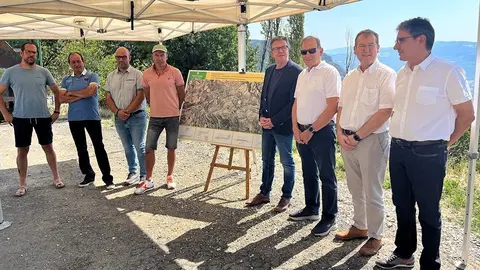 L'alcalde de Sant Esteve de la Sarga, Jordi Navarra amb les autoritats ©Diputació